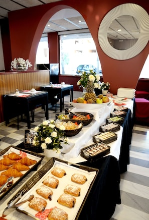 Breakfast, lunch, dinner served; alfresco dining