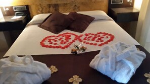 Ropa de cama de alta calidad, minibar, muebles diferentes y escritorio
