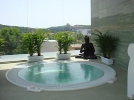 Bañera de hidromasaje al aire libre