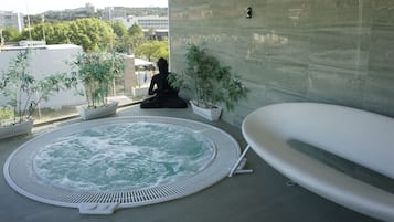Sauna, bañera de hidromasaje, tratamientos corporales