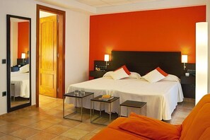 高級寝具、ミニバー、客室ごとに異なるインテリア、デスク