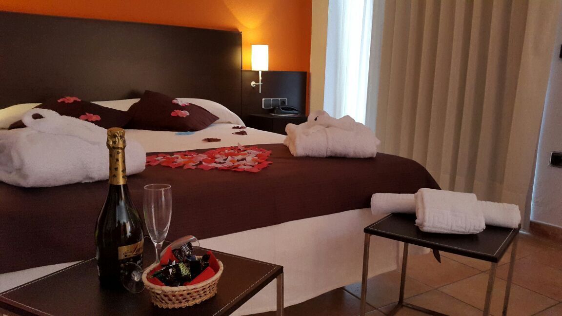 Chambre Double Romantique | Literie de qualité supérieure, minibar, ameublement personnalisé, bureau