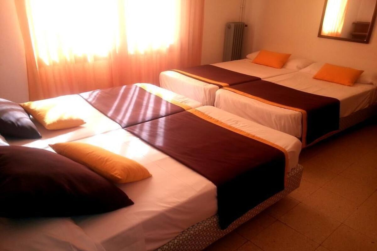 Colchones Select Comfort, escritorio, tabla de planchar con plancha