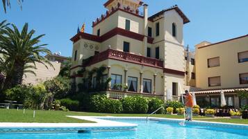 2 outdoor pools, open 8:00 AM to 8:00 PM, pool umbrellas, pool loungers