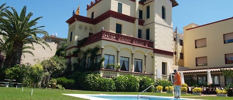 2 albercas al aire libre, sombrillas en la alberca y camastros