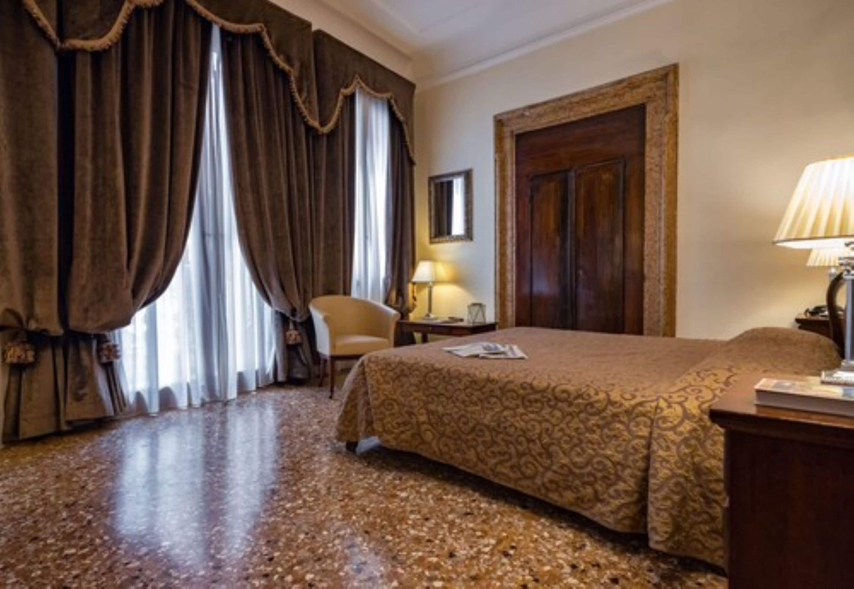 double room, canal view | hypo-allergenic bedding, minibar, in-room safe, desk