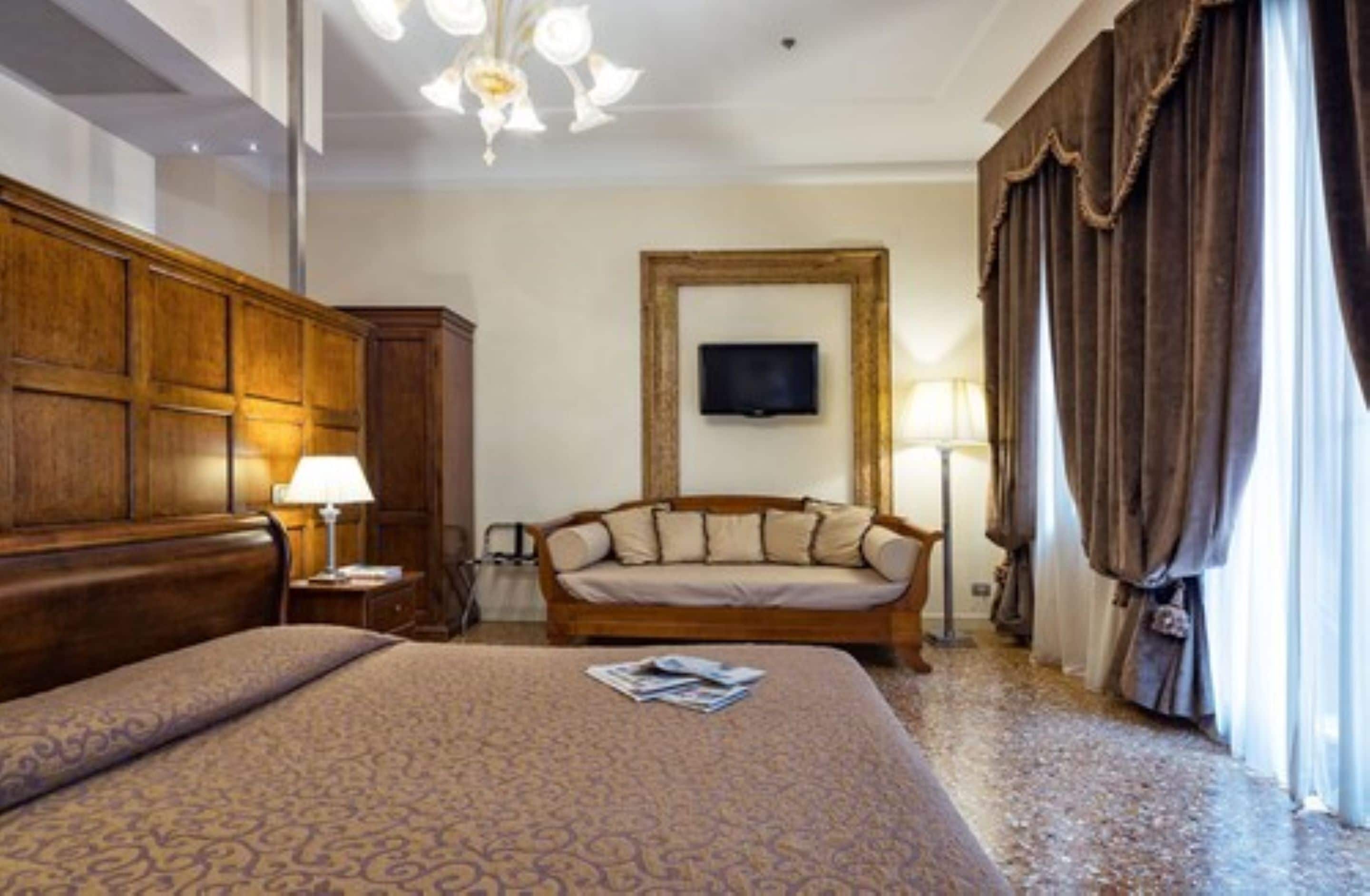 double room, canal view | hypo-allergenic bedding, minibar, in-room safe, desk