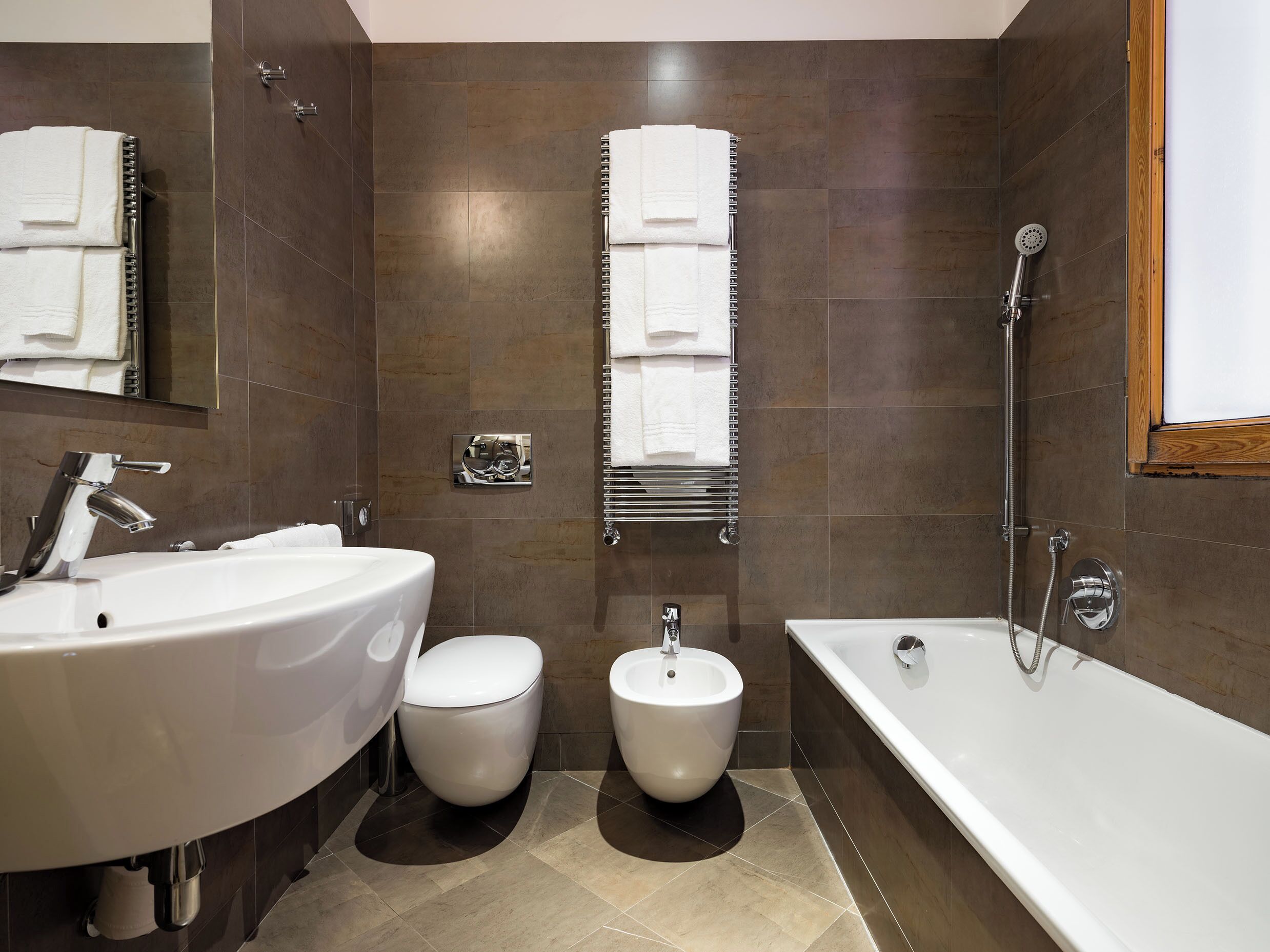 double room, canal view | bathroom | free toiletries, hair dryer, bidet, towels