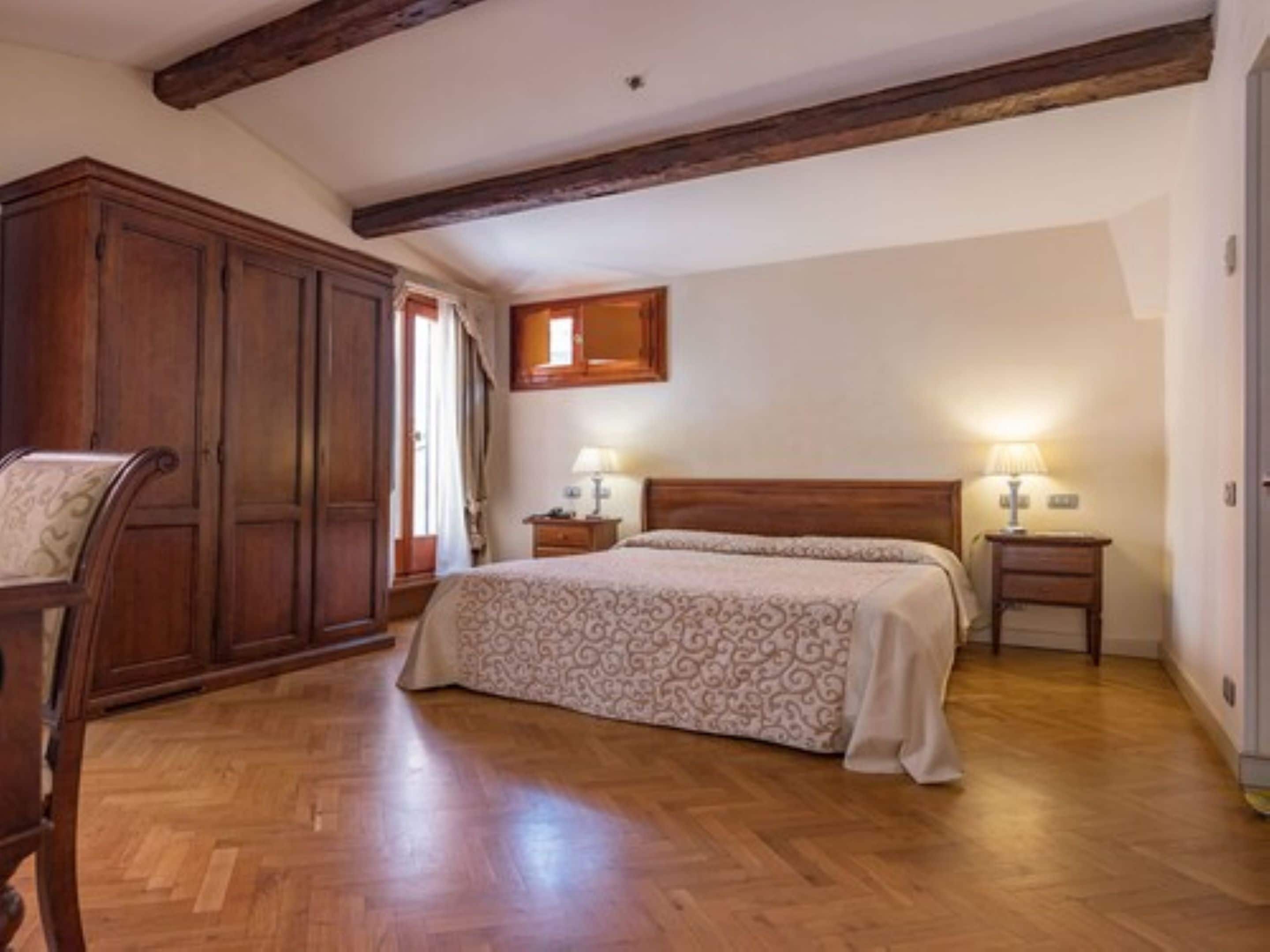 double room (plus) | hypo-allergenic bedding, minibar, in-room safe, desk