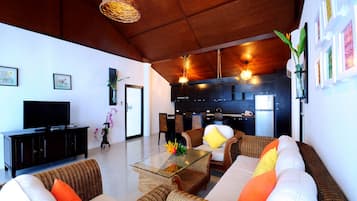 Ropa de cama hipoalergénica y caja de seguridad en la habitación