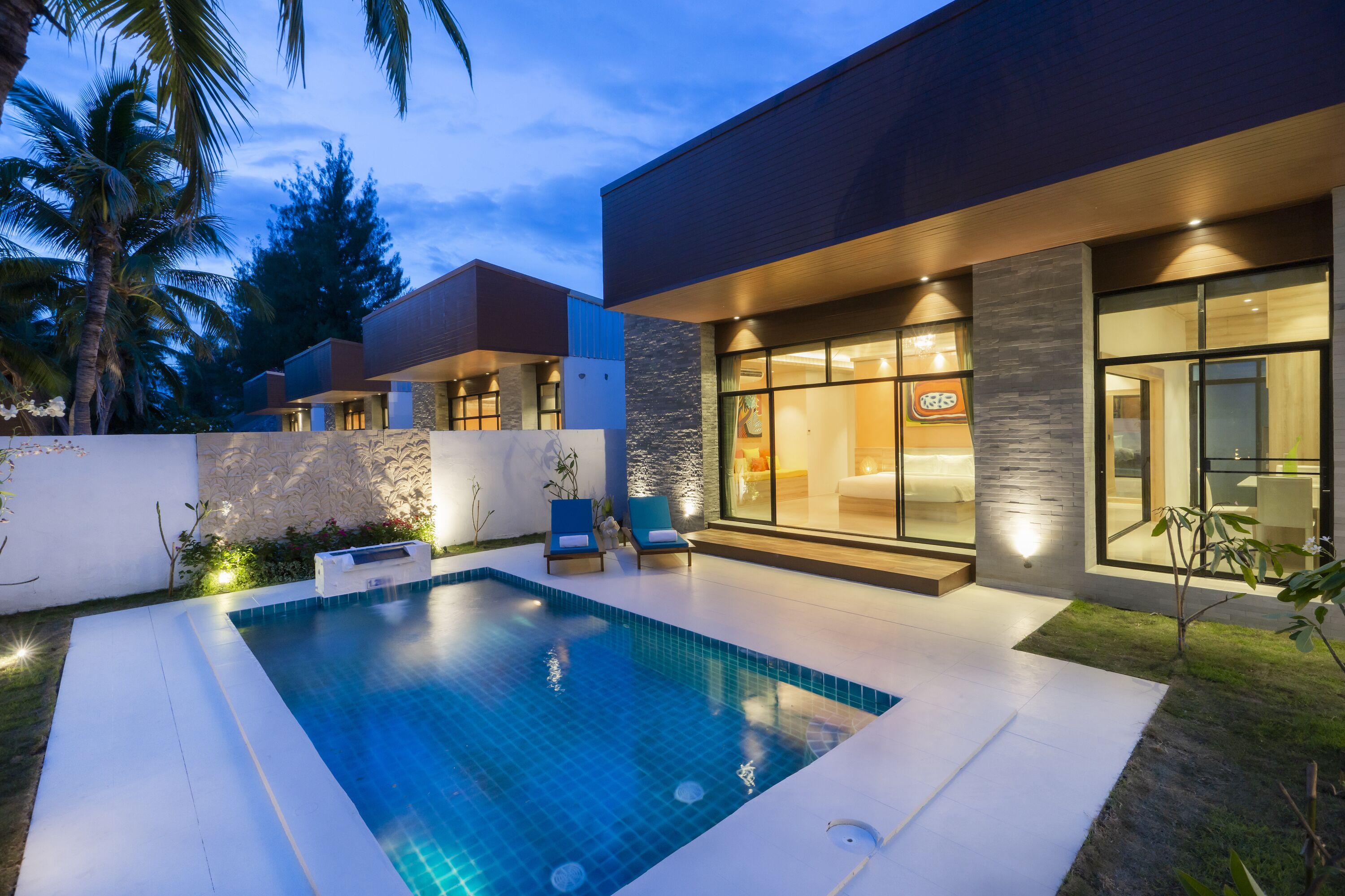 ملاءات للفراش لا تسبب الحساسية وخزنة داخل الغرفة ومكتب