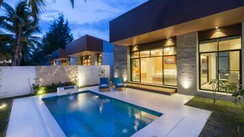 ملاءات للفراش لا تسبب الحساسية وخزنة داخل الغرفة ومكتب