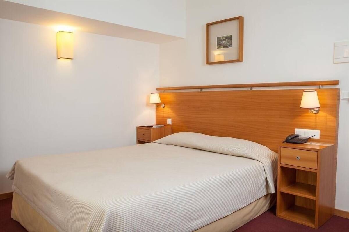 Escritorio, wifi gratis, ropa de cama