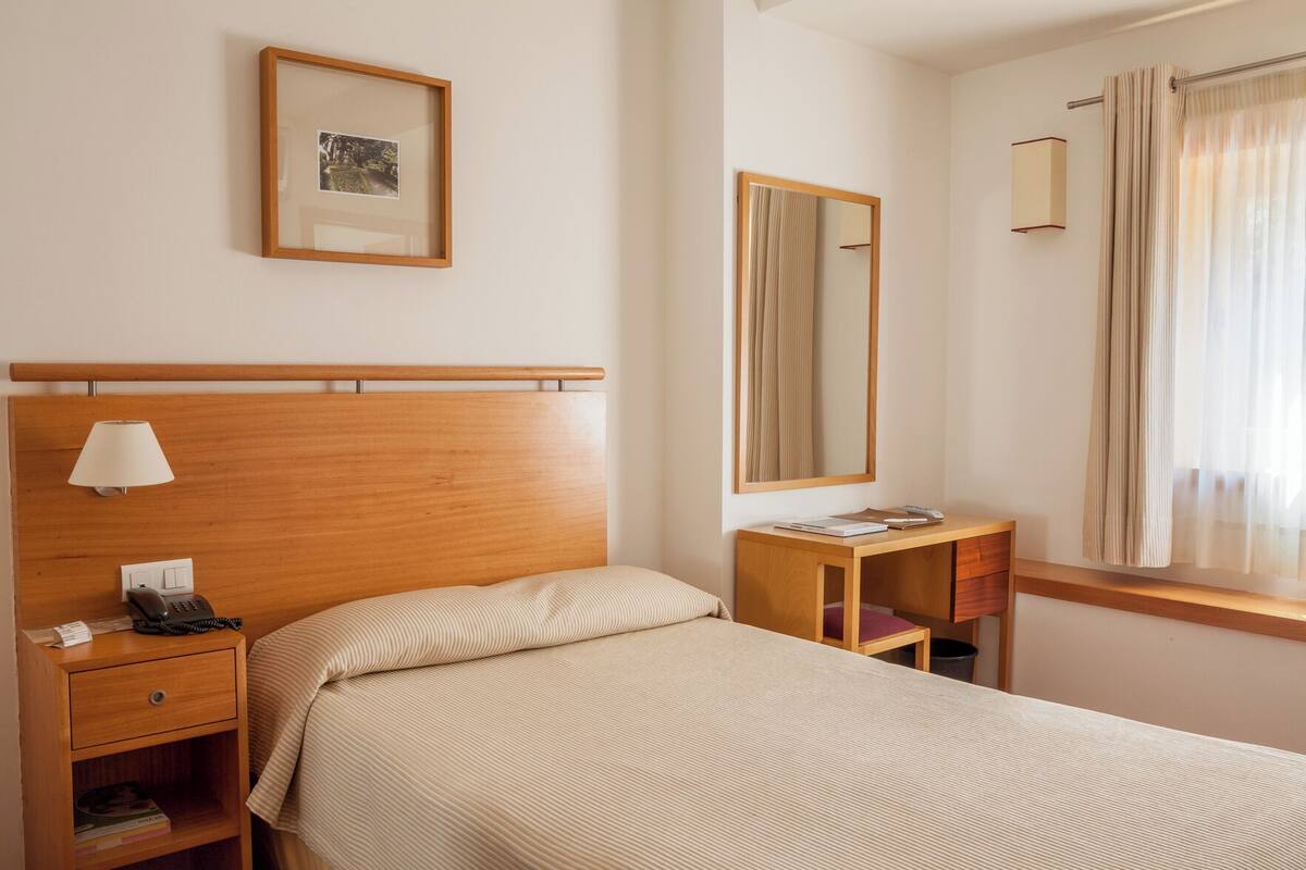 Escritorio, wifi gratis, ropa de cama