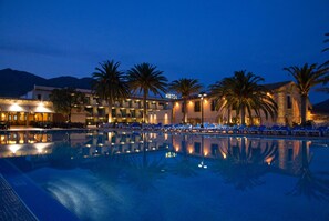 室内游泳池，室外游泳池，09:00 至 20:00 开放，日光浴躺椅