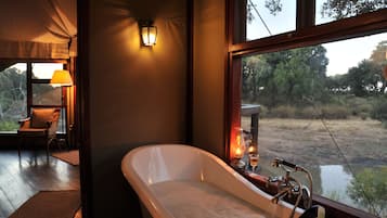 Suite | Bad | Separat badekar og dusj, toalettartikler (inkludert) og hårføner