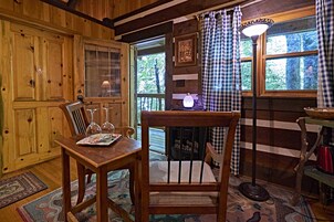 Hannah Mountain King Suite | Individually decorated, individually furnished, bed sheets