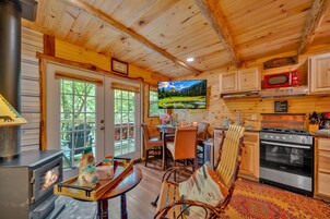 Decoración personalizada, muebles diferentes y ropa de cama 