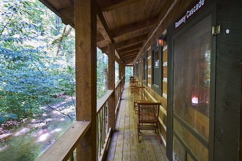 Creekwalk Inn and Cabins