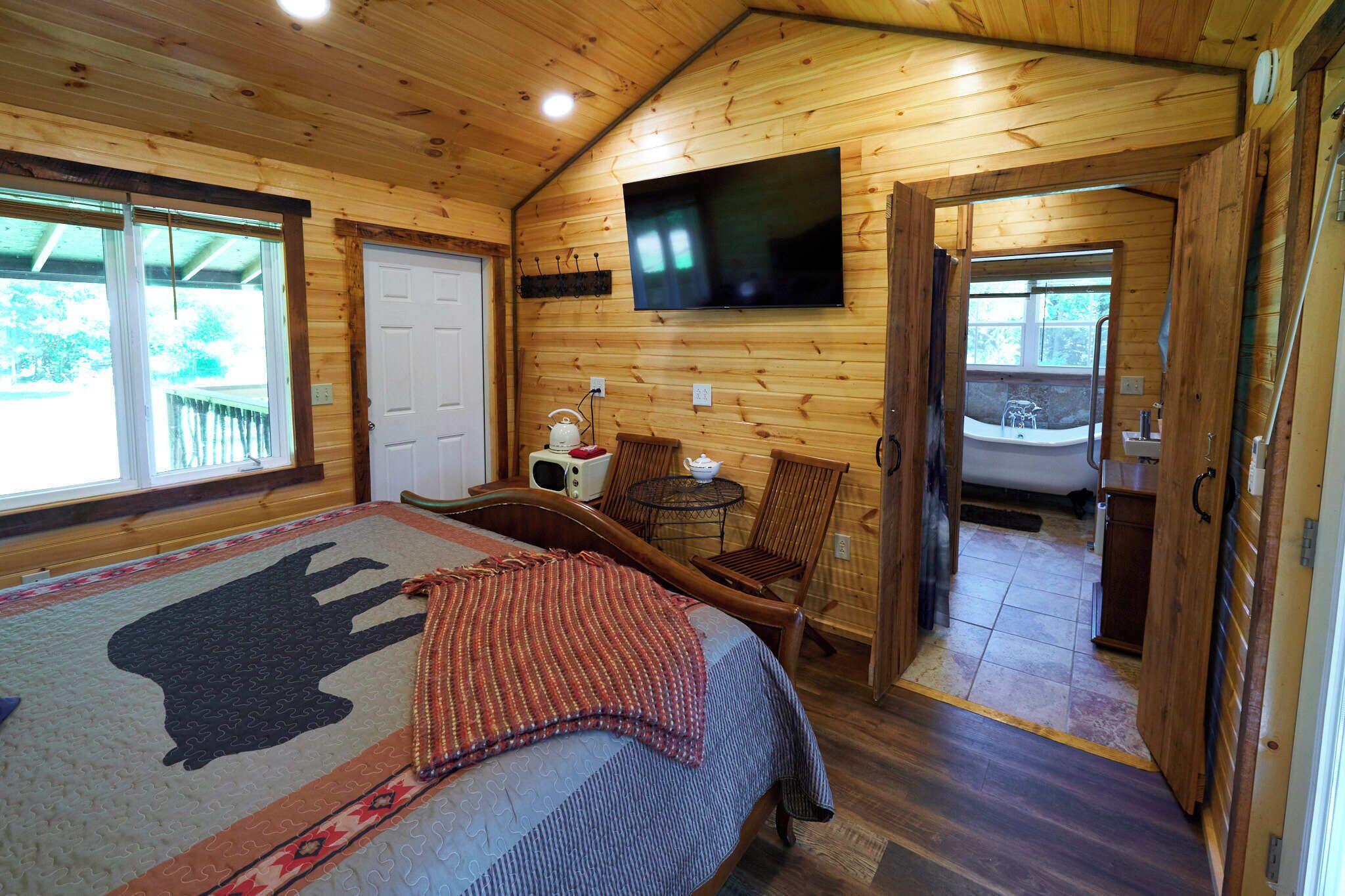 Romantic Studio Suite | Individually decorated, individually furnished, bed sheets