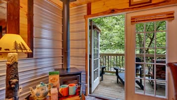 Deluxe Cabin | Individually decorated, individually furnished, bed sheets