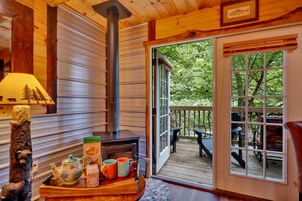 Decoración personalizada, muebles diferentes y ropa de cama 