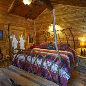 Cades Cove Cabin Suite | In-room dining