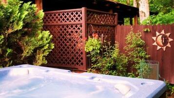 Bañera de hidromasaje al aire libre