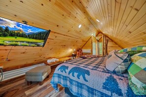 Deluxe Cabin | Individually decorated, individually furnished, bed sheets - Creekwalk Inn and Cabins (Cosby)
