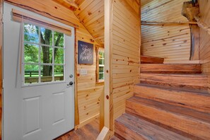 بديكورات فريدة لكل غرفة وطراز فريد لكل وحدة وملاءات أسرّة