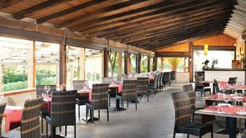 Menyajikan masakan Italia