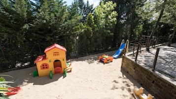 Área de juegos infantiles al aire libre