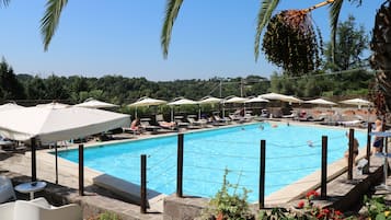 Piscina stagionale all'aperto, ombrelloni da piscina, lettini