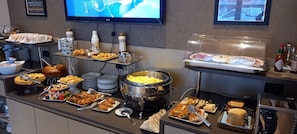 Petit déjeuner continental (6 EUR par personne)