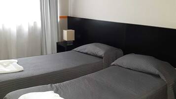 Quarto duplo standard | Frigobar, cofres nos quartos, escrivaninha, quartos à prova de som