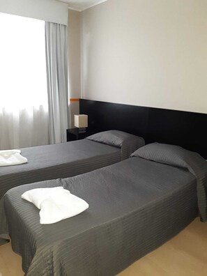 Habitación estándar con 2 camas individuales | Minibar, caja de seguridad en la habitación y escritorio 