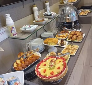 Daily continental breakfast (EUR 6 per person)