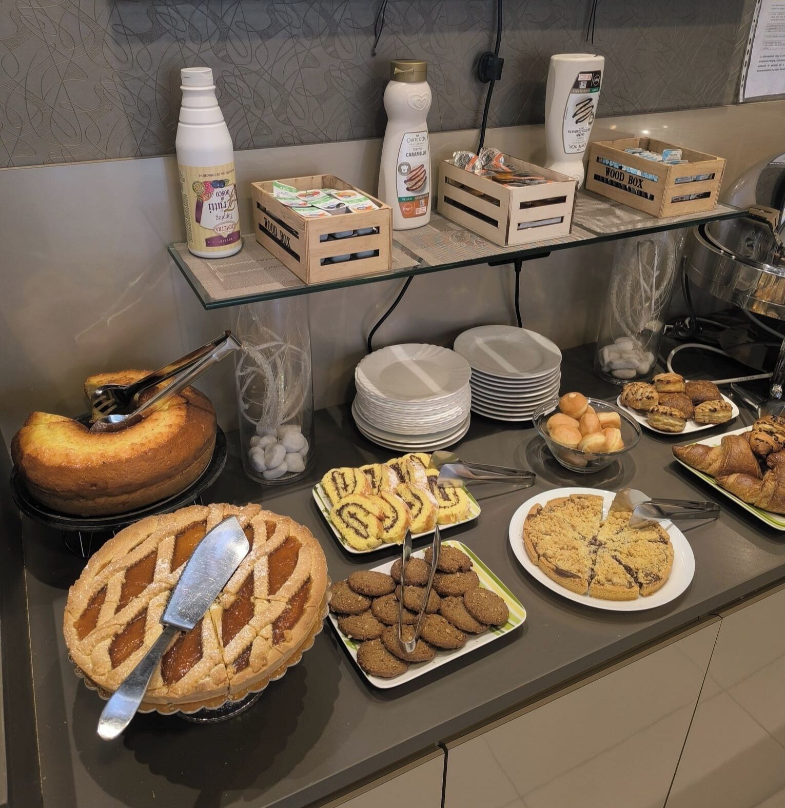 Daily continental breakfast (EUR 6 per person)