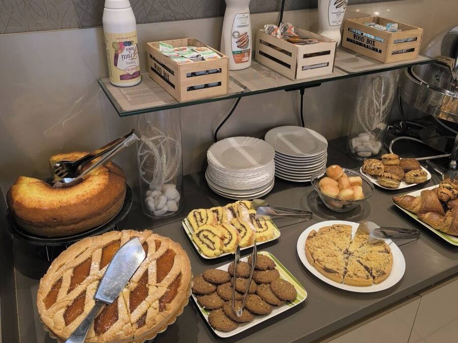 Daily continental breakfast (EUR 6 per person)