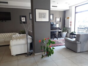 Coin salon dans le hall