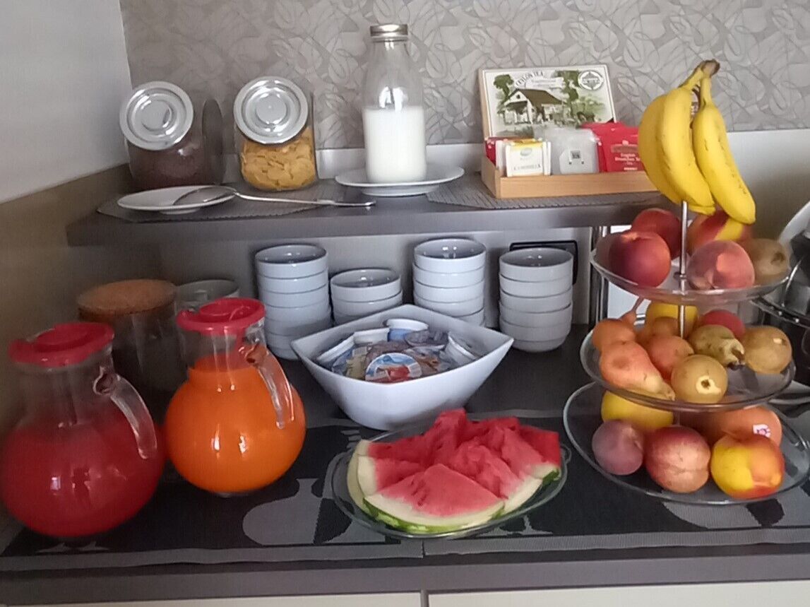 Um buffet de café da manhã com diversos alimentos e bebidas.