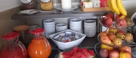 Um buffet de café da manhã com diversos alimentos e bebidas.