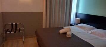 标准双人房 | 迷你吧、客房内保险箱、办公桌、隔音