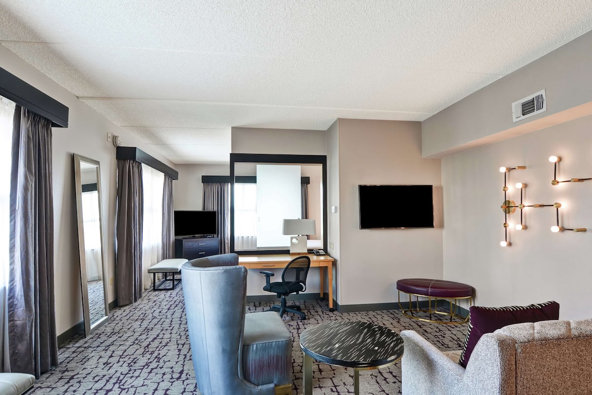 Zimmer, 1 King-Bett und Schlafsofa (Larger Room) | Wohnbereich