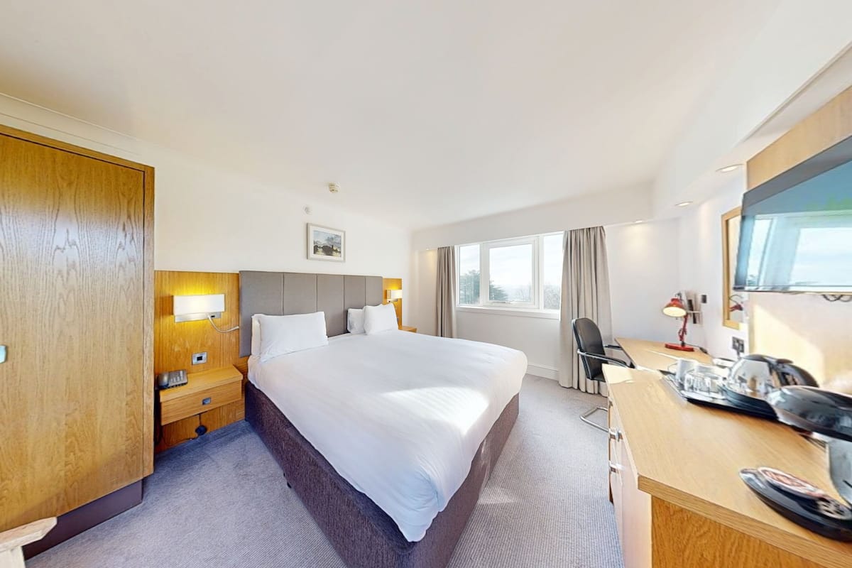 Suite, 1 King Bed with Sofa bed | In-room safe, desk, blackout drapes, iron/ironing board