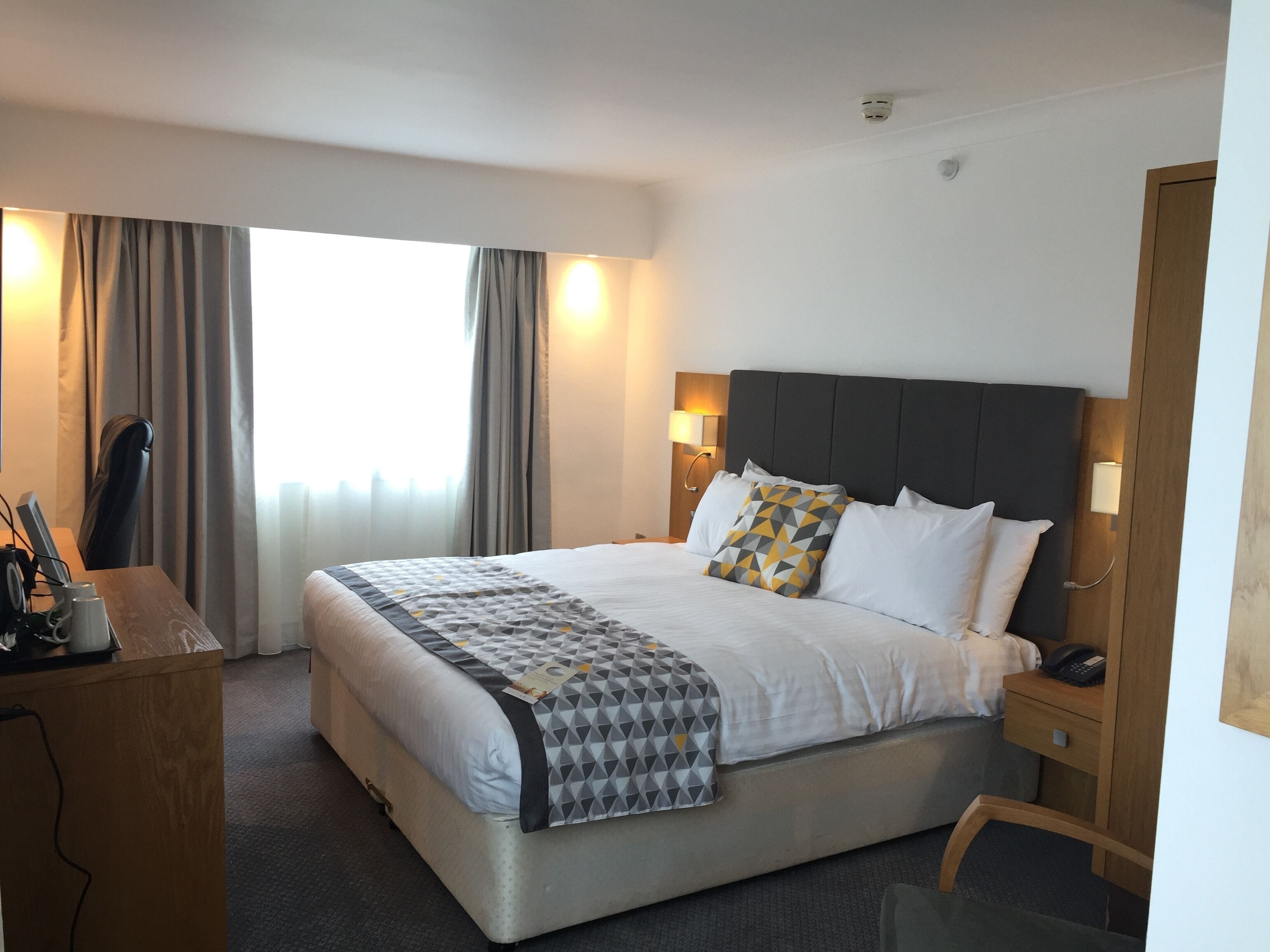 Caixa forta a l'habitació, escriptori i cortines opaques 