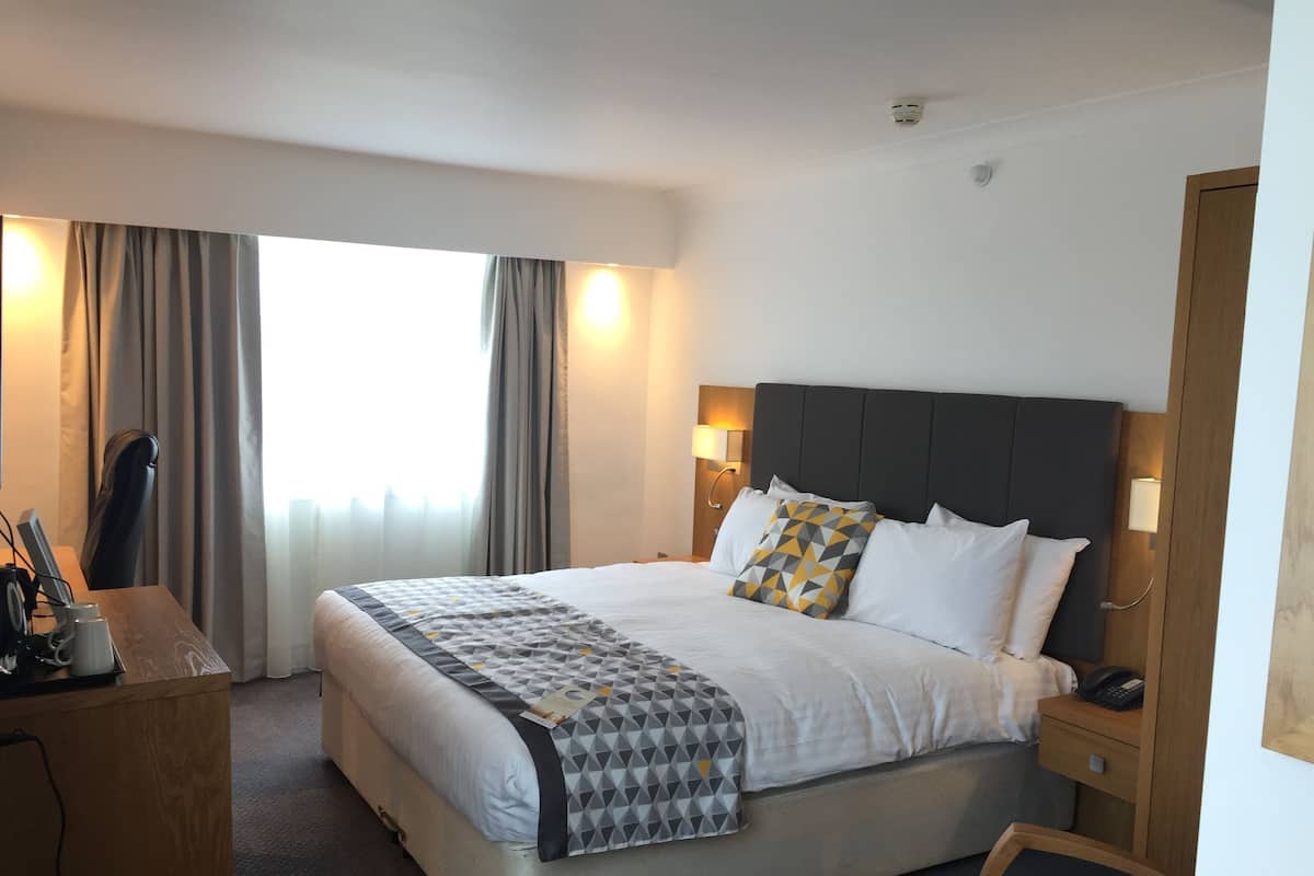 Caixa forta a l'habitació, escriptori i cortines opaques