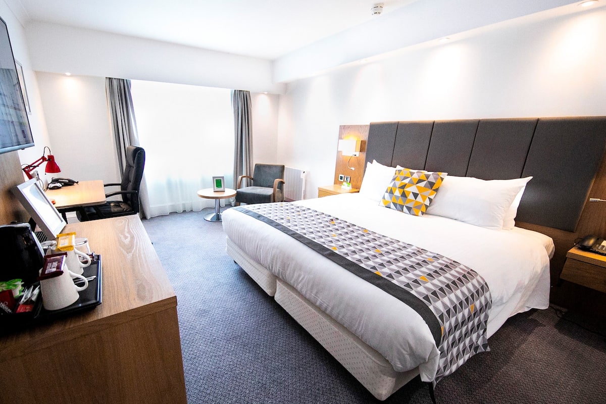 premium room, 1 king bed | 1 bedroom, in-room safe, desk, blackout curtains