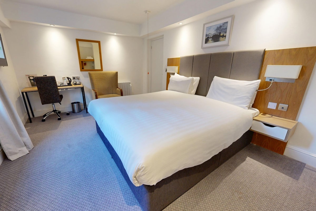 Standard Room, 1 King Bed, Accessible | In-room safe, desk, blackout drapes, iron/ironing board