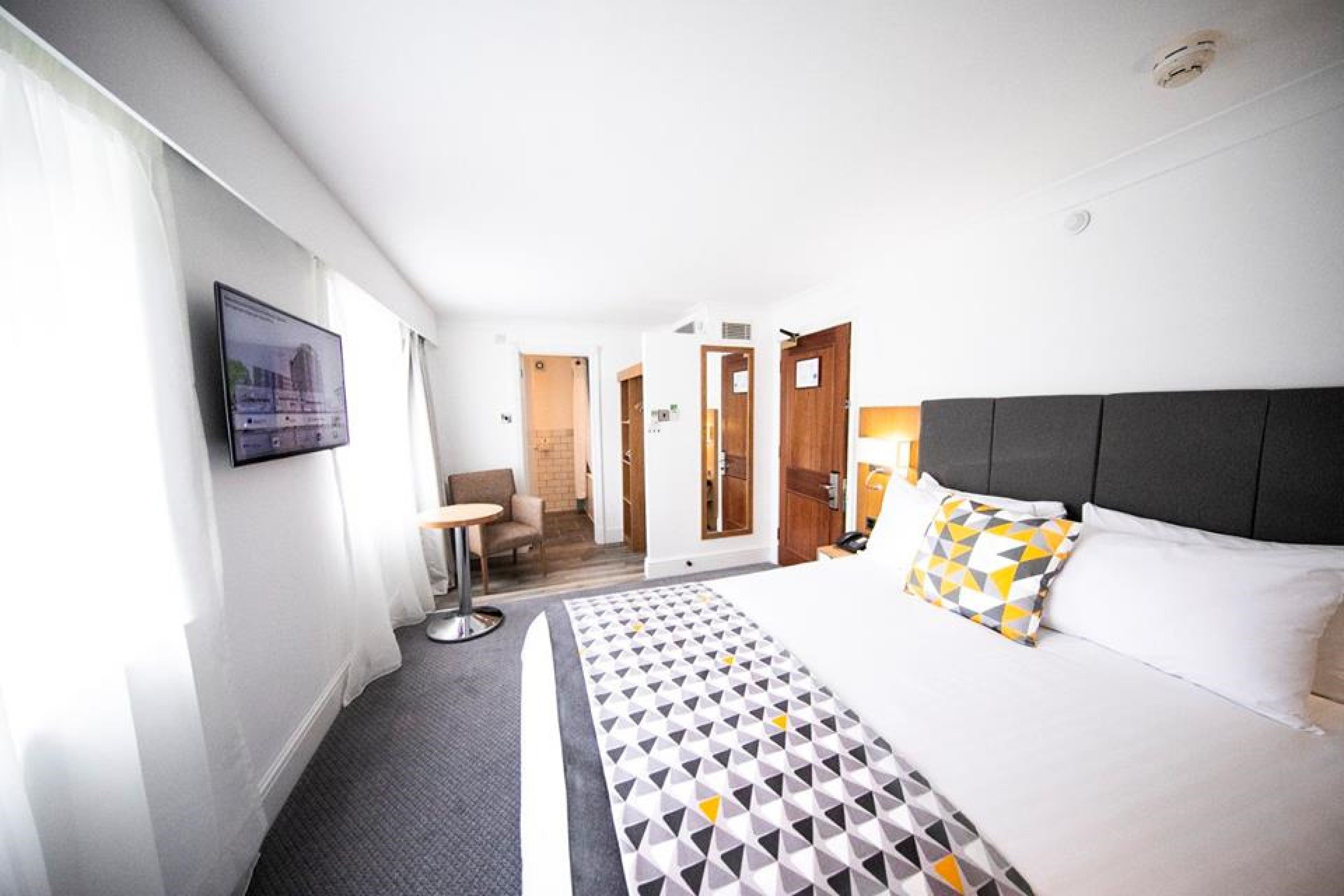 Brankas, meja kerja, tirai kedap cahaya, dan setrika/meja setrika